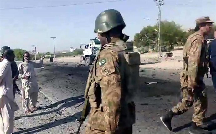 Archivo - Soldado del Ejército de Pakistán en la escena de un ataque con explosivos en Baluchistán 