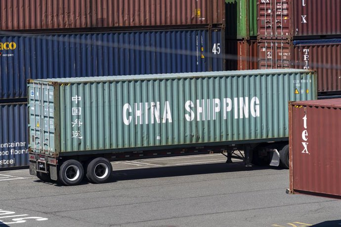 11 de agosto de 2025, Seattle, Washington, EUA: Um contêiner de transporte rotulado como "China Shipping" é visto na traseira de um caminhão esperando para ser descarregado e empilhado no Porto de Seattle, em Seattle, Washington, EUA, na segunda-feira, 11
