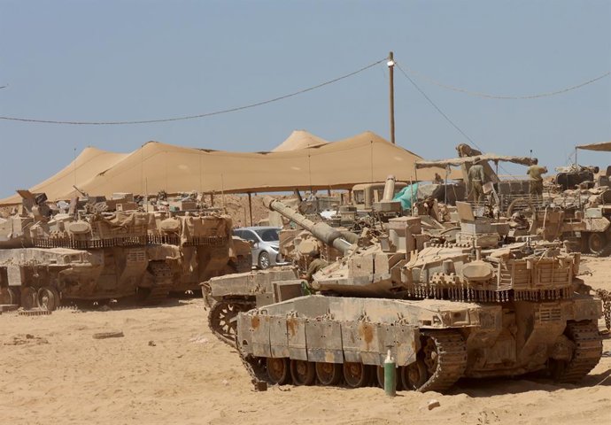 JERUSALÉM, 14 de julho de 2025 -- Veículos militares israelenses são vistos perto da fronteira sul de Israel com a Faixa de Gaza em 13 de julho de 2025. Pelo menos 58 palestinos foram mortos por ataques aéreos e tiros israelenses na Faixa de Gaza no domin