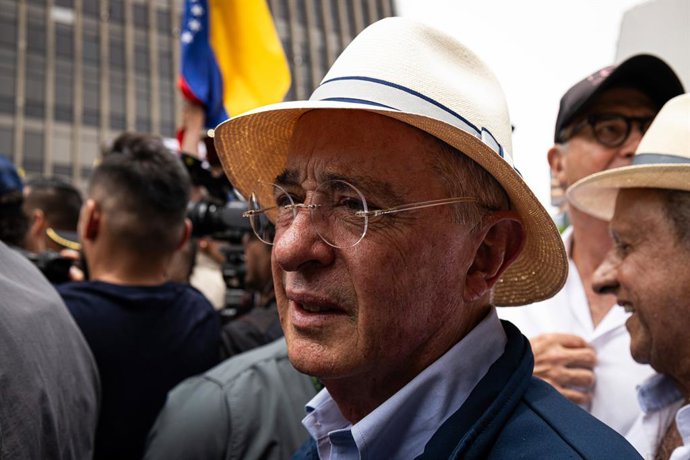 Archivo - Arquivo - 7 de agosto de 2024, Medellín, Antioquia, Colômbia: O ex-presidente da Colômbia, Alvaro Uribe Velez, participa de uma manifestação em apoio à eleição de Edmundo Gonzalez durante as eleições presidenciais na Venezuela, na cidade de Mede