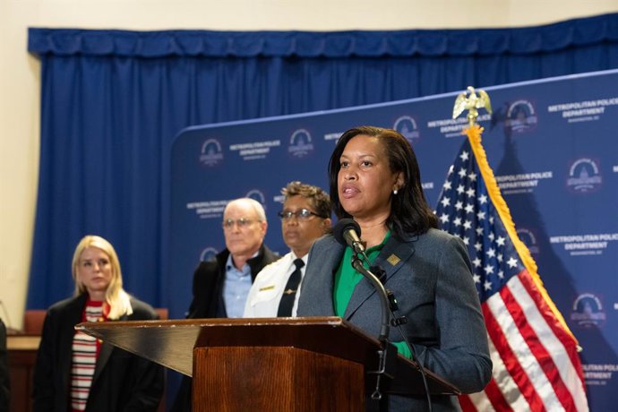 Archivo - 21 de maio de 2025, Washington, Distrito de Columbia, EUA: A prefeita de Washington DC, Muriel Bowser, fala enquanto autoridades de DC realizam uma coletiva de imprensa após um duplo tiroteio que deixou dois funcionários da Embaixada de Israel m