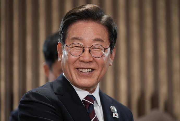Archivo - June 17, 2025, Kananaskis, Ab, CANADA: South Korean President Lee Jae-myung smiles during a meeting with Canadian Prime Minister Mark Carney, not seen, at the G7 Summit in Kananaskis, Alta., on Tuesday, June 17, 2025.
