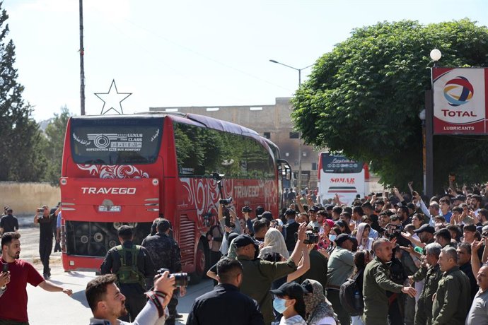 Archivo - ALEPPO (SYRIA), June 2, 2025  -- People witness the departure of buses carrying freed Syrian Democratic Forces (SDF) detainees in Aleppo, northern Syria, on June 2, 2025. The Kurdish-led Syrian Democratic Forces (SDF) and Syrian interim authorit