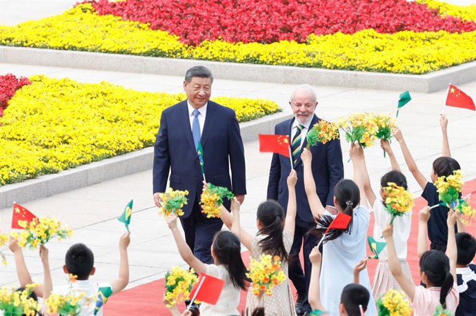 Archivo - BEIJING, 13 de maio de 2025 -- O presidente chinês Xi Jinping realiza uma cerimônia de boas-vindas ao presidente brasileiro Luiz Inácio Lula da Silva na praça do portão leste do Grande Salão do Povo antes de suas conversas em Pequim, capital da 