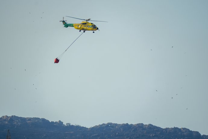 Los medios aéreos se incorporan a trabajar en el incendio en Tarifa (Cádiz)