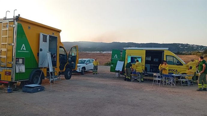 Quatro recursos aéreos estão trabalhando no incêndio de Tarifa desde as primeiras horas da manhã.