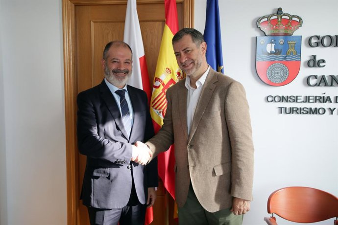 El consejero de Cultura, Turismo y Deporte, Luis Martínez Abad, recibe al rector de Uneatlántico, Rubén Calderón