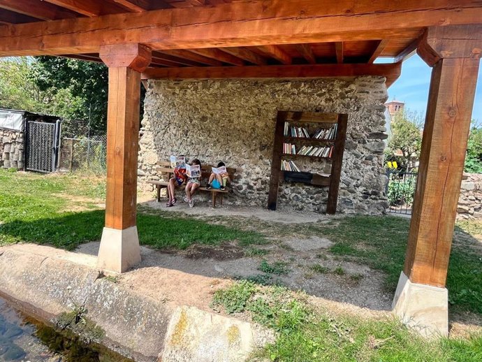 Ojacastro reconstruye su biblioteca al aire libre y vuelve a ofrecer el servicio de lectura en el Lavadero
