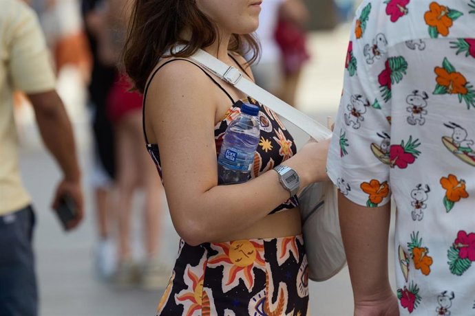 Archivo - Varias personas en el centro de una ciudad.