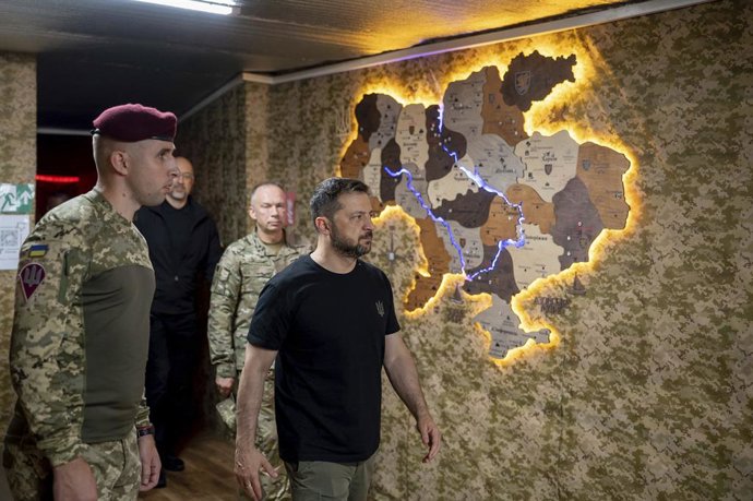 6 de agosto de 2025, Sumy, Sumy Oblast, Ucrânia: O presidente ucraniano Volodymyr Zelenskyy, à direita, chega para falar com os soldados da 95ª Brigada de Assalto Aéreo Separada de Polissia durante uma visita às linhas de frente da região de Sumy, em 6 de