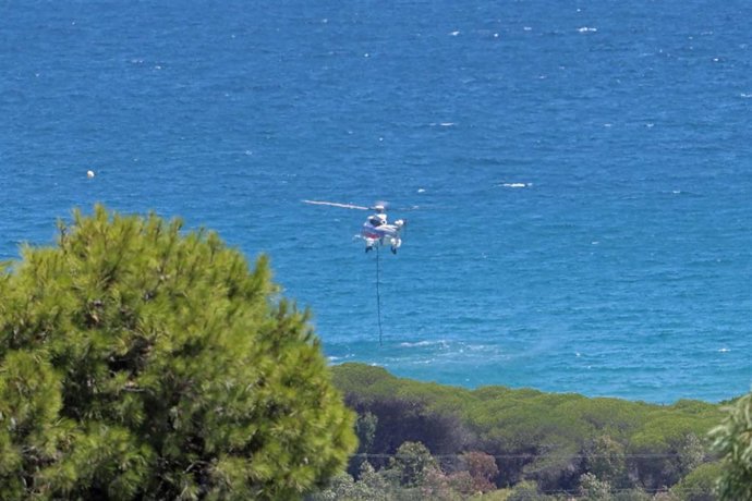 Medios terrestres y aéreos operan en el incendio declarado en el paraje Sierra de la Plata, cercano a la playa de Bolonia, a 11 de agosto de 2025, en Tarifa (Cádiz, Andalucía, España). L 