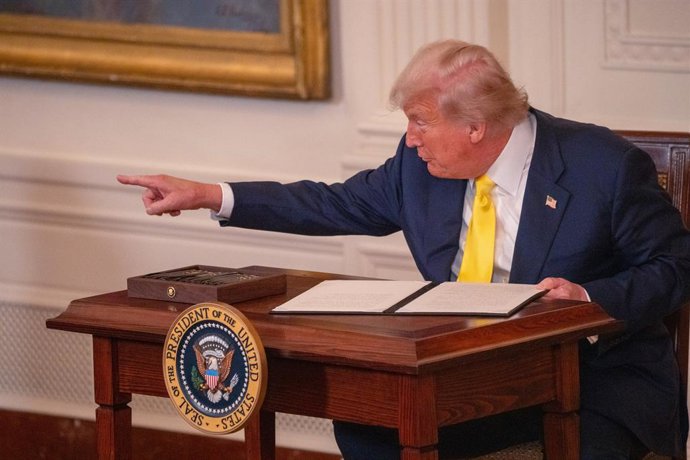07 de agosto de 2025, EUA, Washington: O presidente dos EUA, Donald Trump, aponta durante a assinatura de uma proclamação em homenagem ao Dia Nacional do Coração Púrpura para veteranos feridos em uma cerimônia na Sala Leste em 7 de agosto de 2025. Foto: A