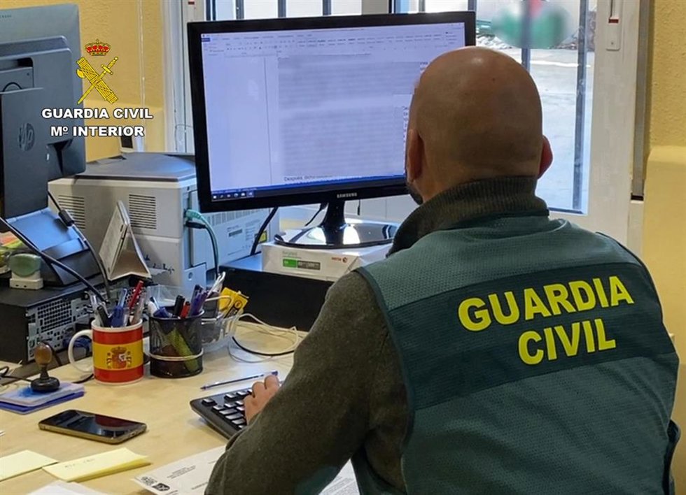 Archivo - Imagen de archivo de un agente de la Guardia Civil