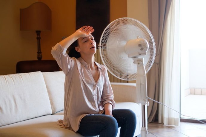 Archivo - Mujer usando un ventilador.