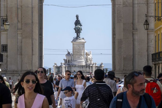 4 de agosto de 2025, Lisboa, Portugal: Pessoas caminham perto do Arco Augusta, localizado no bairro da Baixa. Os verões portugueses são marcados por intensas ondas de calor, com temperaturas superiores a 35°C, afetando o cotidiano de moradores e turistas.