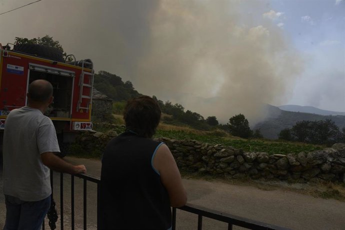 Varias persoas observan o incendio en Zamorela, a 11 de agosto de 2025, en Chandrexa de Queixa, Ourense, Galicia (España). Os incendios do verán en Galicia arrasan até este 11 de agosto máis de 4.000 hectáreas, co principal lume en Chandrexa de