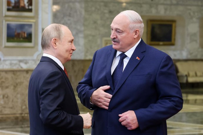 Archivo - BELARUS, MINSK - JUNE 27, 2025: Alexander Lukashenko, President of Belarus, welcomes his Russian counterpart Vladimir Putin during a meeting of the Supreme Eurasian Economic Council at the Palace of Independence,Image: 1015494052, License: Right