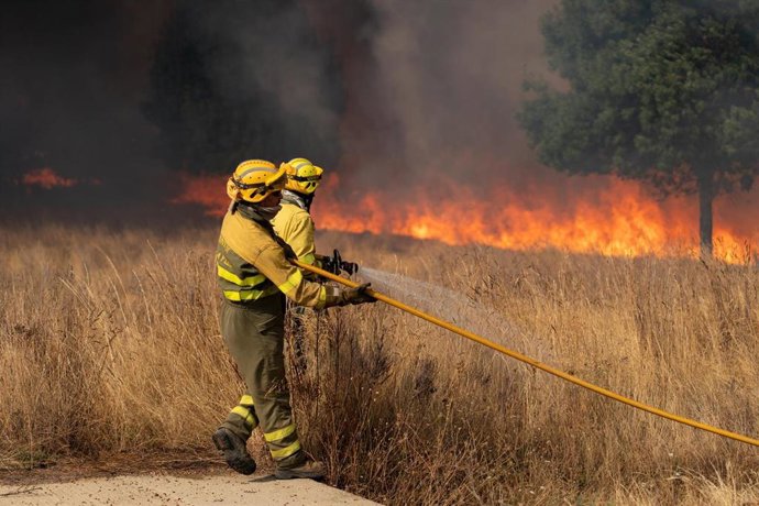 Bomberos continúan los trabajos de extinción para sofocar el incendioen Molezuelas de la Carballeda.