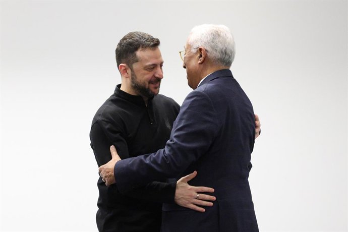 Archivo - HANDOUT - 27 de janeiro de 2025, Polônia, Oswiecim: O presidente do Conselho da UE, Antonio Costa (à direita), recebe o presidente ucraniano Volodymyr Zelensky para uma reunião à margem dos eventos comemorativos do Dia Internacional da Lembrança