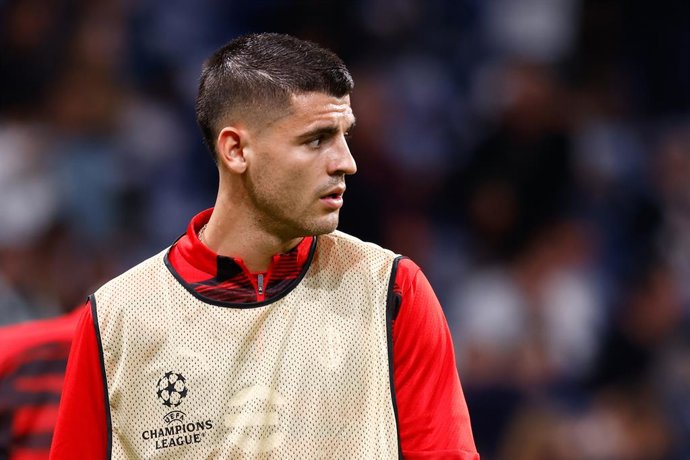 Archivo - Alvaro Morata do AC Milan observa durante a partida da Fase MD4 da Liga dos Campeões da UEFA 2024/25 entre Real Madrid CF e AC Milan no Estádio Santiago Bernabeu em 5 de novembro de 2024, em Madri, Espanha.