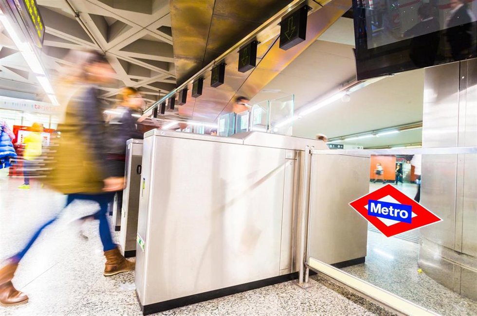 Archivo - Tornos en una estación de Metro de Madrid