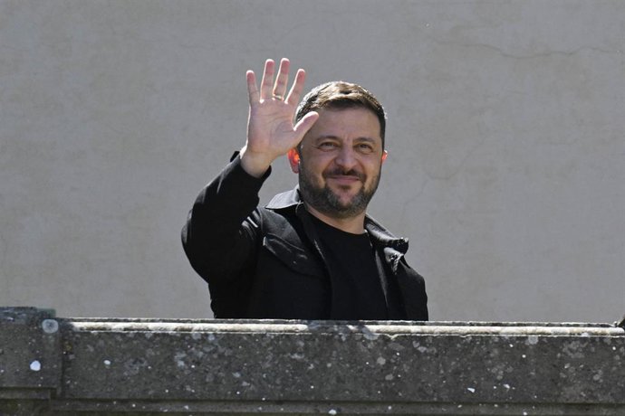 Archivo - 09 July 2025, Italy, Castel Gandolfo: Ukraine's President Volodymyr Zelensky waves from the Ville Pontificie di Castel Gandolfo. where he met Pope Leo XIV for a private audience. Photo: Vatican Media/IPA via ZUMA Press/dpa