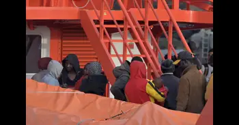 Llegan a Gijón los diez primeros menores migrantes solicitantes de asilo que viajaron este lunes desde Canarias