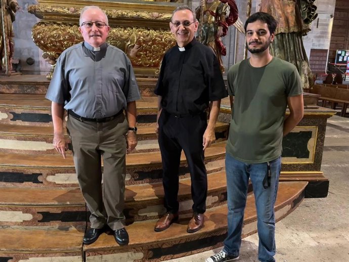 El decano-presidente de la Seu, Antonio Vera; el canónigo y prefecto de Liturgia y Música, Pere Oliver, y el documentalista de la Seu, Sebastián Escalas.