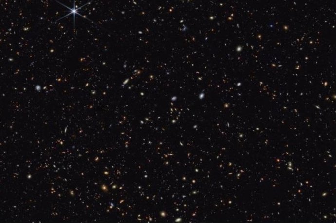 En esta imagen de campo profundo del Telescopio Espacial James Webb, aparecen galaxias distantes dispersas por el cielo nocturno. Las galaxias más distantes aparecen como pequeños puntos rojizos, o los misteriosos Pequeños Puntos Rojos.
