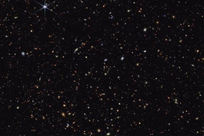 En esta imagen de campo profundo del Telescopio Espacial James Webb, aparecen galaxias distantes dispersas por el cielo nocturno. Las galaxias más distantes aparecen como pequeños puntos rojizos, o los misteriosos Pequeños Puntos Rojos.