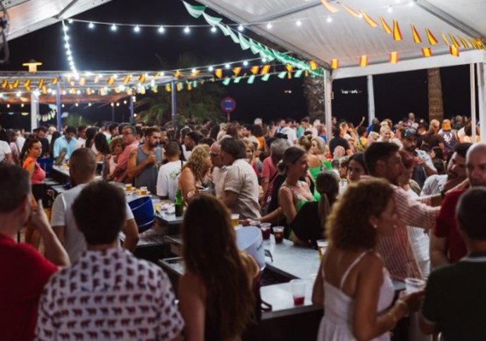 Ambiente nocturno en una de las barras instaladas durante las fiestas de la Isleta del Moro, en el Parque Natural Cabo de Gata-Níjar (Almería).