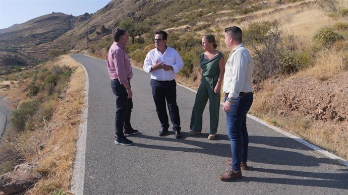 El diputado provincial de Fomento en Almería, Antonio Jesús Rodríguez, durante la visita a una de las carreteras incluidas en el plan de desbroce y limpieza.