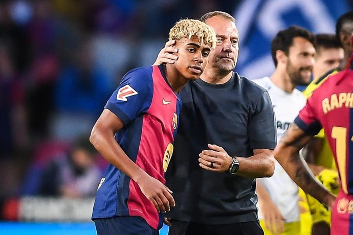 Archivo - Hansi Flick, entrenador del FC Barcelona, abraza a su jugador Lamine Yamal