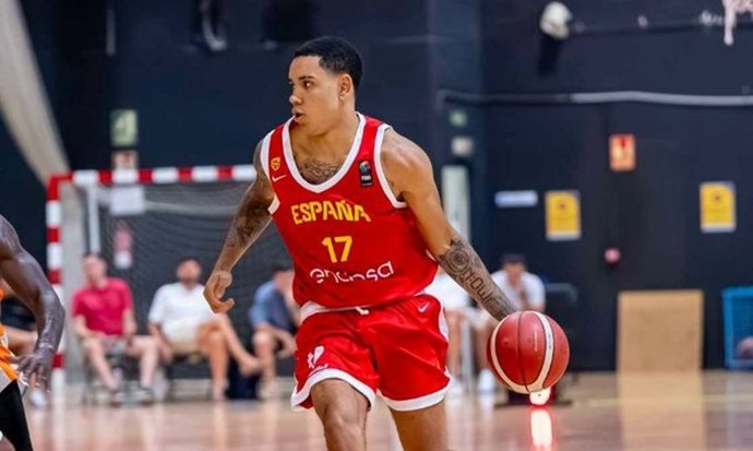 El jugador español de baloncesto Isaac Nogués en un partido con España B