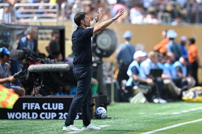 Archivo - Xabi Alonso da instrucciones durante un partido del Real Madrid en el Mundial de Clubes