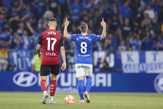 Archivo - El jugador del Real Oviedo Santi Cazorla celebra el gol del empate en el segundo partido de la final del playoff de ascenso a primera división.