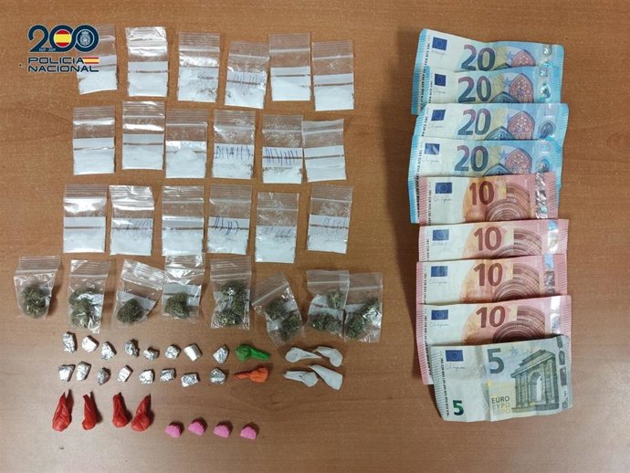 Sustancias estupefacientes y dinero incautado en la desmantelación de varios puntos de venta de estas sustancias en zonas turísticas de Tenerife