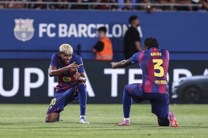 Lamine Yamal, do FC Barcelona, comemora um gol com Alejandro Balde durante o Troféu Joan Gamper, partida de futebol disputada entre o FC Barcelona e o Como 1907 no Estádio Johan Cruyff em 10 de agosto de 2025 em Sant Joan Despi, Espanha.