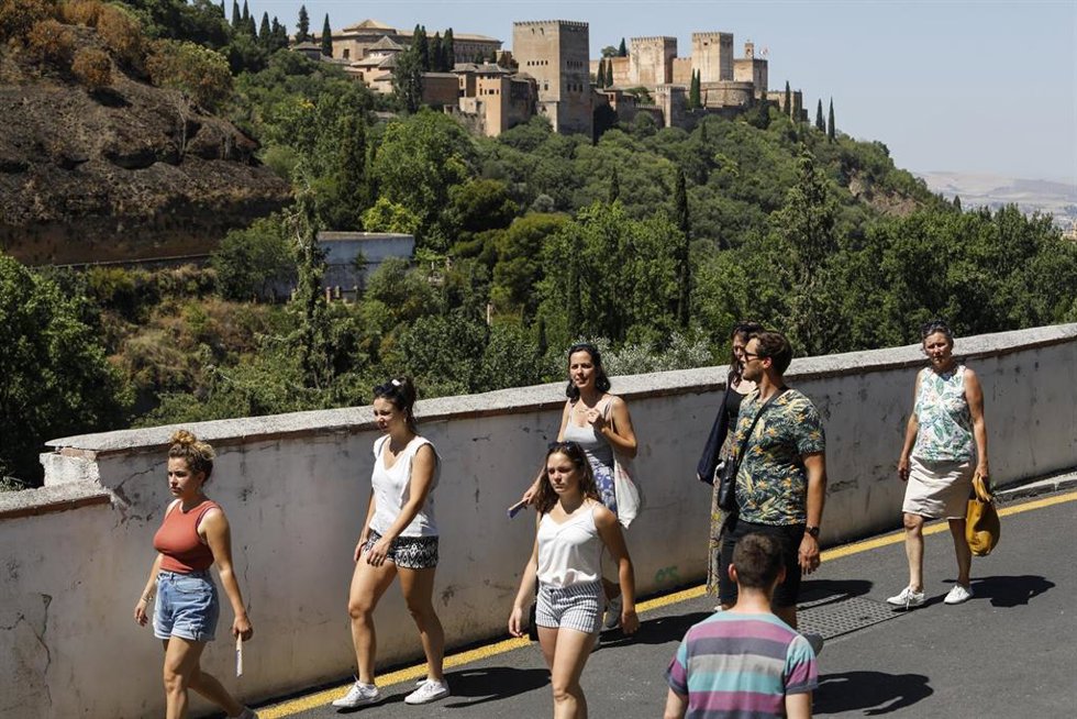 Archivo - Turistas por las calles de Granada.