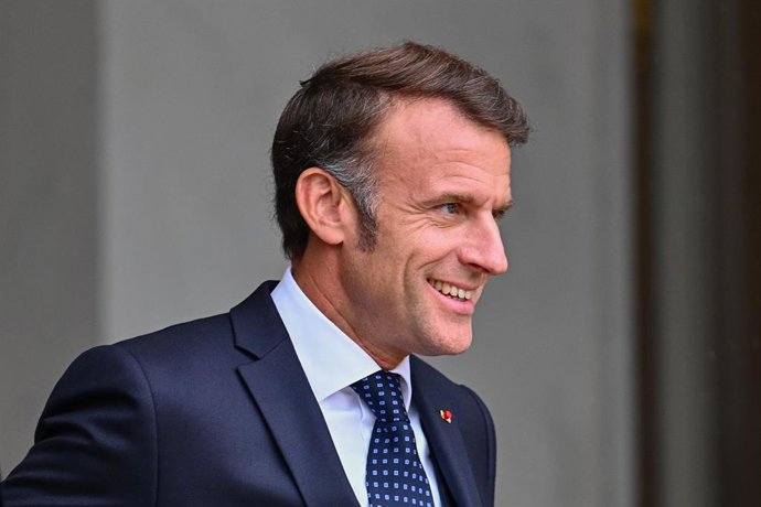 24 July 2025, France, Paris: French President Emmanuel Macron welcomes Lebanese Prime Minister Nawaf Salam ahead of their meeting at the Elysee Palace. Photo: Julien Mattia/Le Pictorium via ZUMA Press/dpa