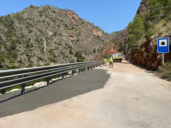 Obras de rehabilitación de la CM-3203 tras el derrumbe.
