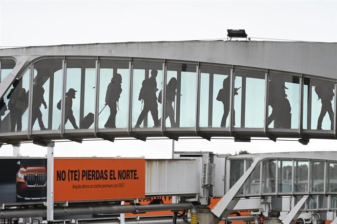 Archivo - Pasajeros desembarcan en el aeropuerto de Bilbao.