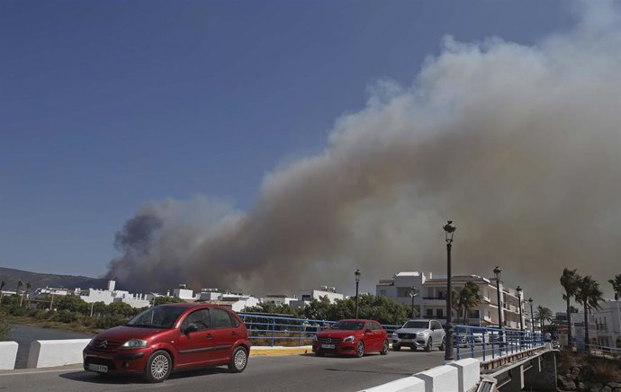 Varios vehículos salen de Atlanterra y Zahara de los Atunes debido al incendio declarado en Tarifa