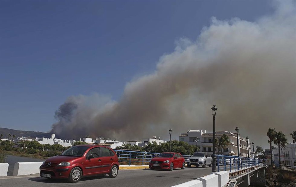 Varios vehículos salen de Atlanterra y Zahara de los Atunes debido al incendio declarado en Tarifa
