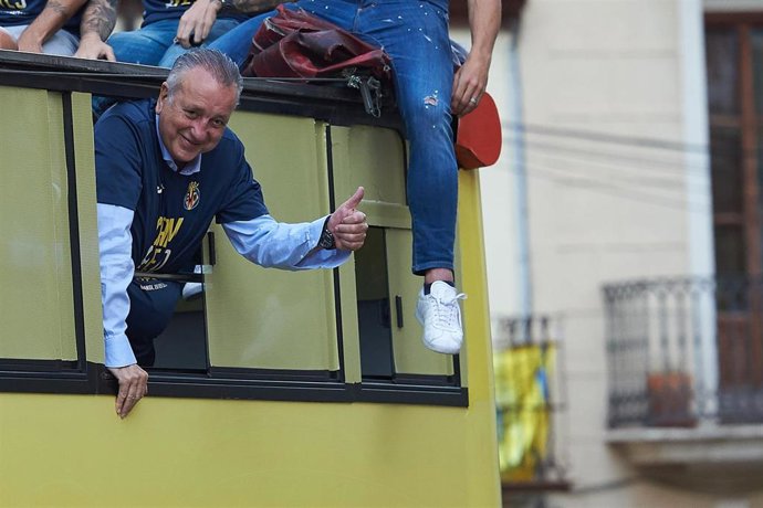 Archivo - El presidente del Villarreal, Fernando Roig, celebra la conquista de la Europa League en 2021.  