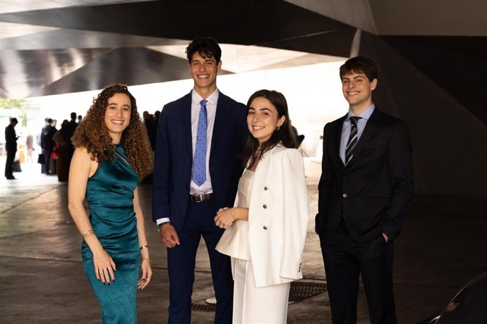 Júlia Laguna, Albert Gimó, Belén Luengo y Gonzalo Plaza son cuatro de los cien estudiantes que han recibido una beca de la Fundación La Caixa para cursar estudios de posgrado en el extranjero.