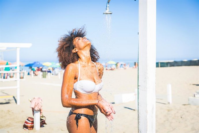 Archivo - Arquivo - Mulher usando uma ducha na praia.