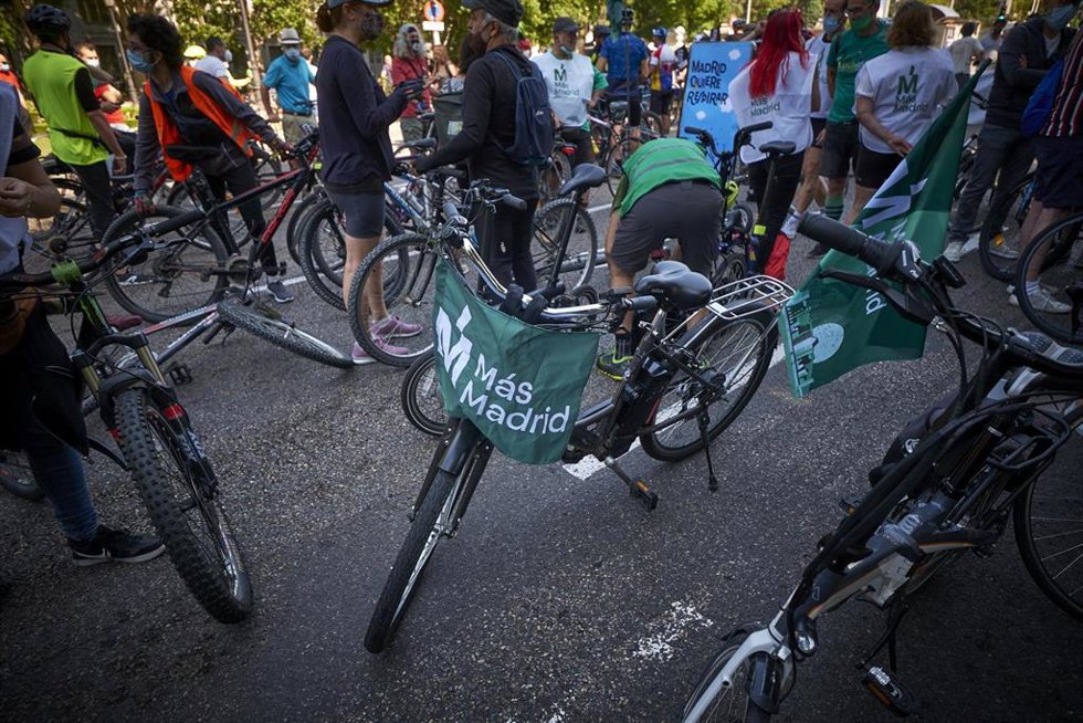 Archivo - Una bicicleta porta banderas del partido Más Madrid.