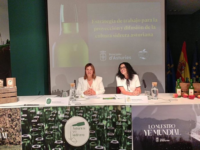 La vicepresidenta del Principado de Asturias, Gimena Llamedo, presenta la Estrategia de trabajo para la proyección y difusión de la cultura sidrera asturiana, en la Feria de Muestras, junto a consejera de Cultura, Vanessa Gutíérrez.