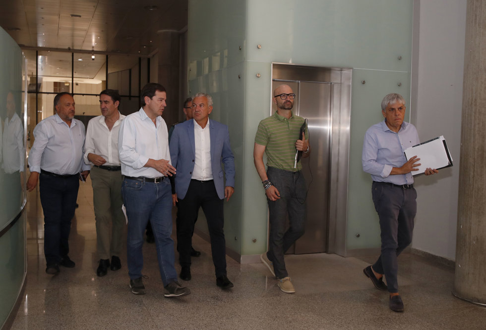 El presidente de la Junta, Alfonso Fernández Mañueco, junto al resto de miembros del CECOPI por los incendios